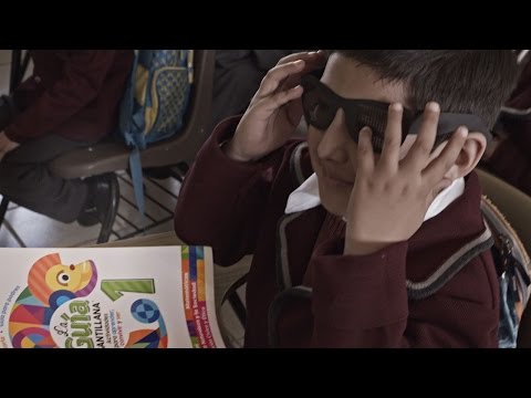 教科書に挟まれた2mmの穴が、子どもたちの未来を変える / Save the Children & Santillana「Paper Glasses」