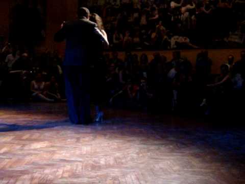  Veronica Alegre  and  José Luis Ferraro  are  dancing  to  the  tango  "  Pata Ancha  "