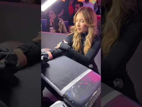 Virginia tatuando ao vivo para o #Teleton2024