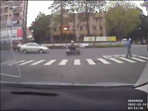 20121224_AM07:50_Acidente de carro em frente à creche feminina de Kaohsiung Jiuru Road