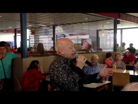 Jack Vinders verzorgt een optreden tijdens de Sport en Doe dag in Adelante