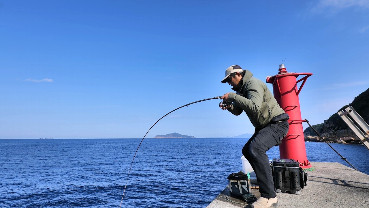 かぶせ釣り史上最大級？沖堤防に潜んでいた「青い悪魔」の引きが規格外すぎた…