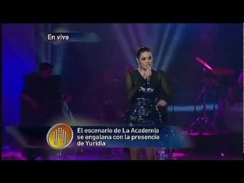 Yuridia canta un popurri en el concierto # 17  (11-12-2011 )