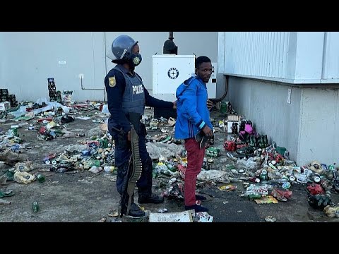Video Thumbnail: Clashes as looters make a last ditch effort to empty Durban warehouse storing alcohol