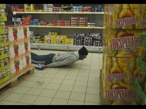 Kompilacja głupich wyczynów jednego gościa.