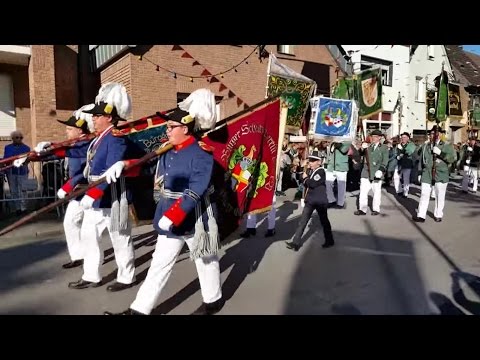 Schützenfest in Gustorf 2015 [Blumenhorn- und Fahnen-Parade mit Platzkonzert] am Sonntag