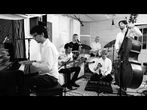 Alexia Bomtempo - Grão (live in the studio)