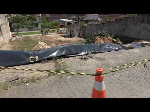 Rua Gisleide de Oliveira caiu um pedaço e pode cair ainda mais ...