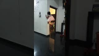 Download lagu Bayi-bayi 🟠 Gadis Kecil Memanjat Tembok 😳😱 mp3