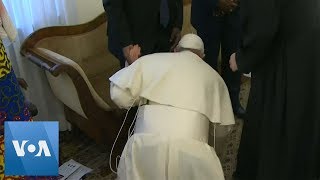 Pope Kisses Feet of South Sudan Leaders Urging The
