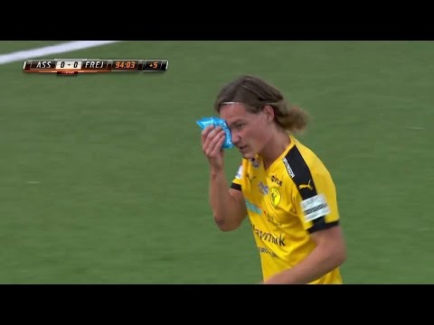 Assyriska-spelaren skallar motståndaren - visas ut - TV4 Sport