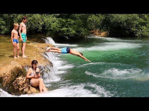 Osvježenje od visokih tempretaura neki su potražili kupanjem u rijeci Mrežnici kraj Duge Rese