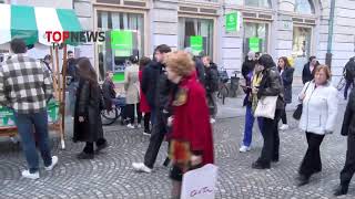 (V ŽIVO) “Gneča” na ljubljanski  tržnici – Na stojnici  Nike Kovač bodo podpisali Svoboda in SD