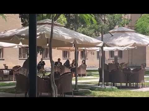 Փաշինյանը սրճարանում ջերմ զրուցում է ՔՊ-ականների հետ