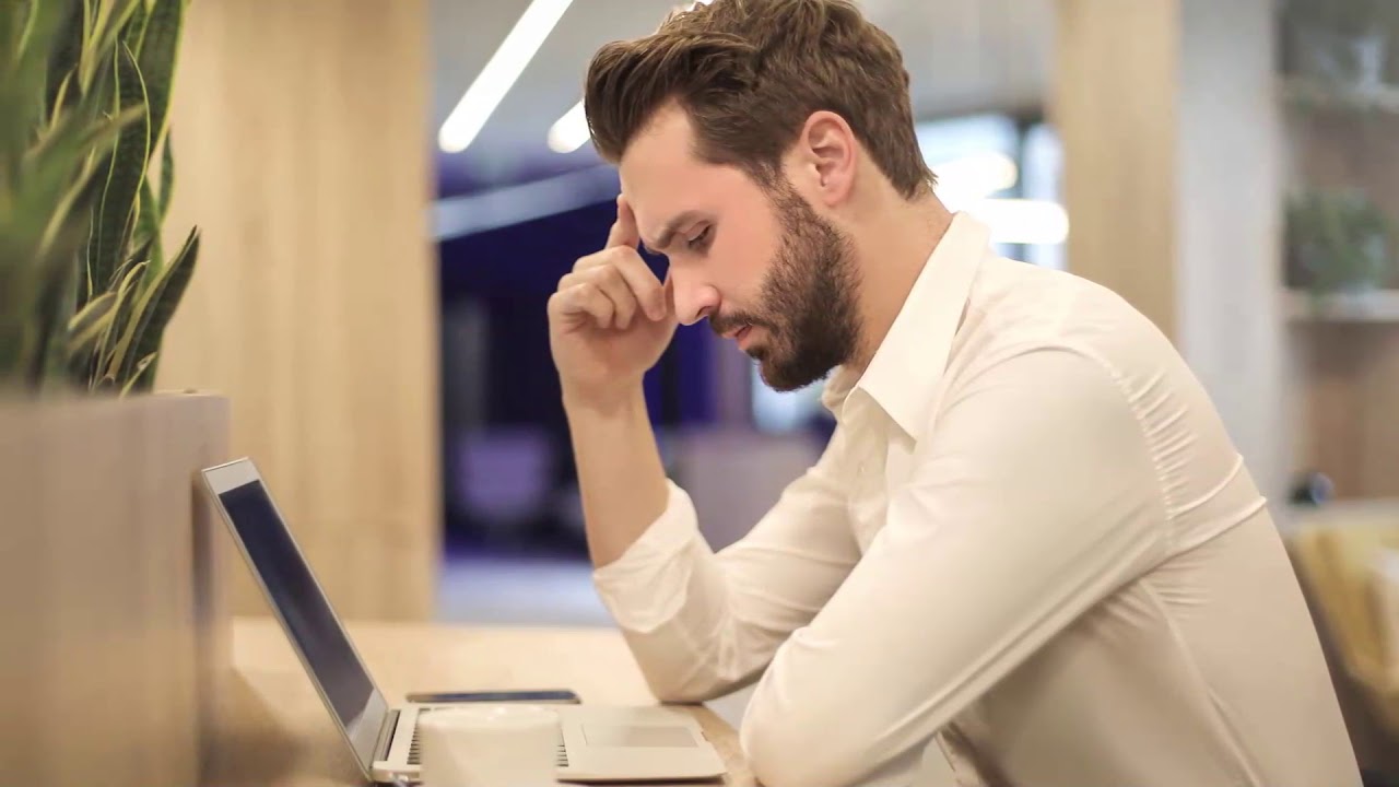 Mulher  Traindo - Como Descobrir a Traição Dela Em até 7 Dias