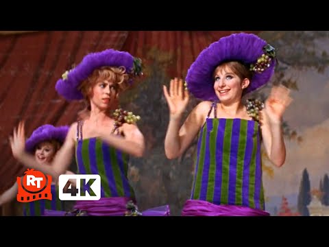 Η Barbra Streisand [Μπάρμπρα Στράιζαντ] ως Fanny Brice [Φάννυ Μπράις] στο νούμερο «Roller Skate Rag» από την ταινία Funny Girl [Αστείο κορίτσι] (1968) του William Wyler [Ουίλλιαμ Ουάιλερ]. Στη σκηνή αυτή, η πρωταγωνίστρια συμμετέχει σε ένα χορευτικό νούμερο βωντβίλ με πατίνια που καταλήγει σε πλήρες φιάσκο, μετατρέποντάς το σε παρωδία του ίδιου του θεάματος, όπου η κωμική αστοχία μεταφράζεται ως εμπορική επιτυχία.