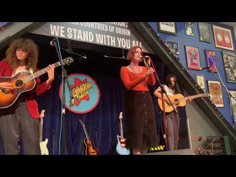 MUNA - Stayaway (acoustic)