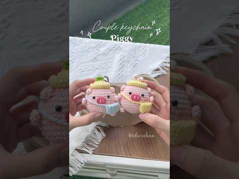 Couple piggy keychain 🐷🐽 #crochet #crochetideas #amigurumi #pig #crocheting #couplekeychain