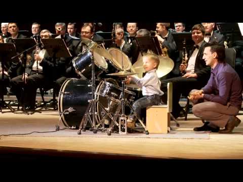 ילד בן שלוש מנגן עם התזמורת הנובוסיבירית