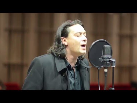 Ο Γιάννης Κότσιρας στην ηχογράφηση του άλμπουμ «Μια Συμφωνία Για Την Ιθάκη»