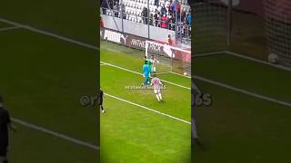Ele desperdiçou um gol feito por ISSO! 🤯