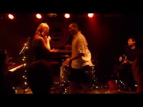 Katarína Knechtová - V krajine zázrakov [tělocvikář] (Akustická túra, Brno, Metro Music Bar 2013)