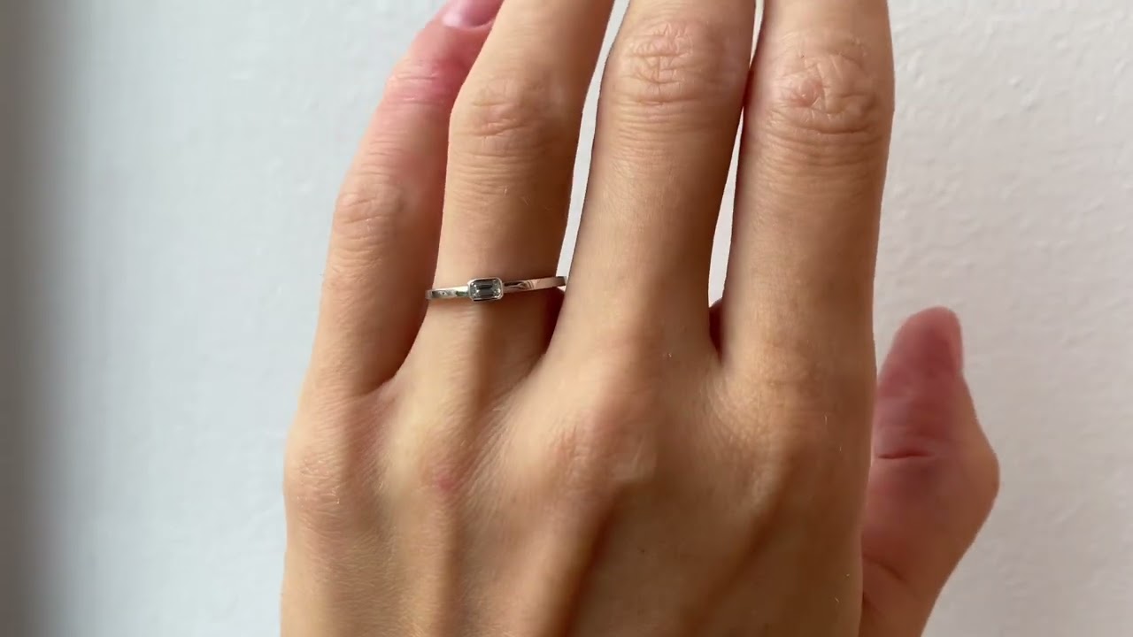 Кольцо с бриллиантом эмеральд горизонтальное - La Promesse