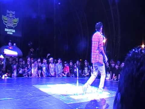 Shawn Lee beatboxing at Red Bull BC One