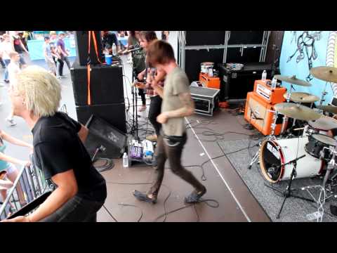 Avion Roe - "Who I Am" (Live in Cincinnati on Van's Warped Tour 2012)