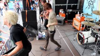 Avion Roe - &quot;Who I Am&quot; (Live in Cincinnati on Van&#39;s Warped Tour 2012)