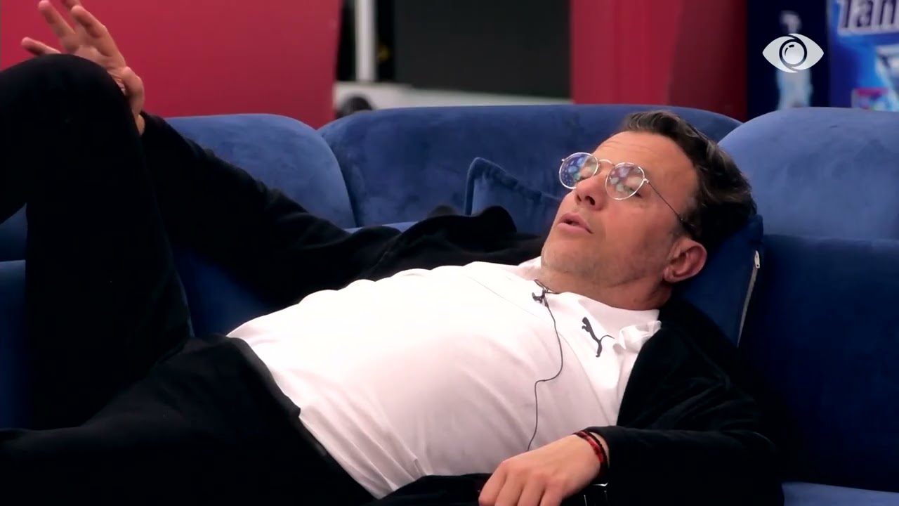 Djemtë e shtëpisë luajnë së bashku në living