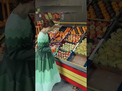 Муж подарил ей платье, которое танцует без остановки