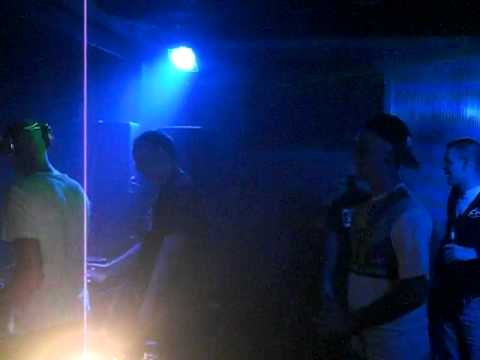 Skuss & The Vinylraider feat. MC OOHHWWEE