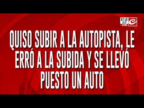 Impresionante choque en la 9 de Julio: quiso subir la autopista y terminó chocando a otro auto
