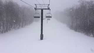 preview picture of video 'Heavy snow falling while riding Killington's Ramshead ski lift'