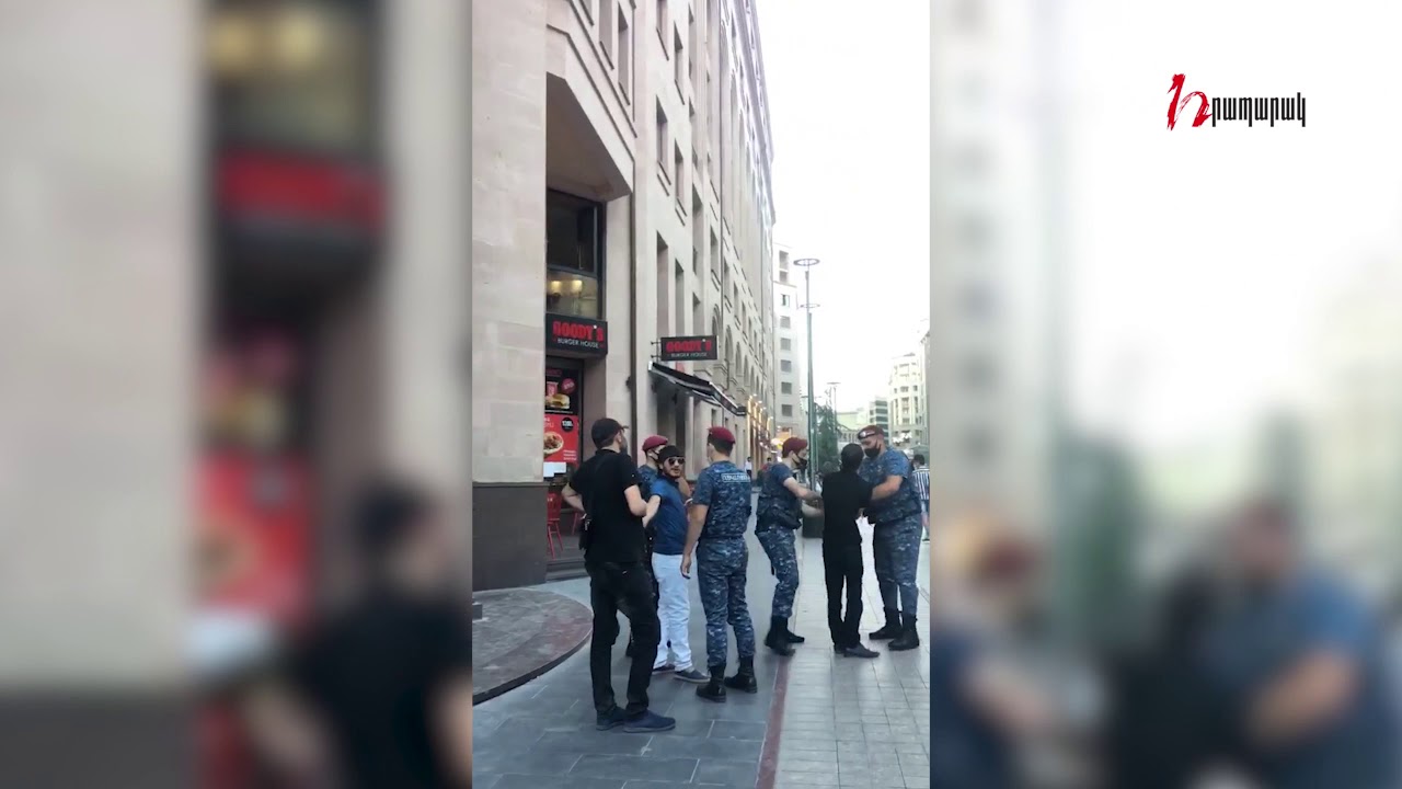 Ոստիկանները ուժով բերման են ենթարկում քաղաքացիներին