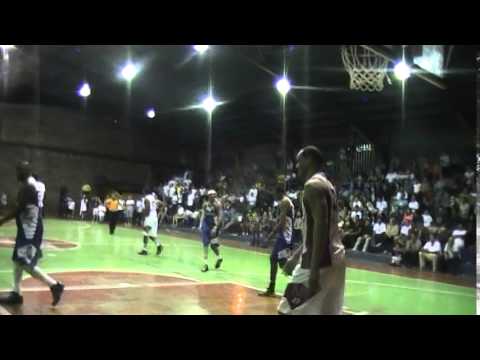 Dalton Cacho con su mejor jugada de la noche