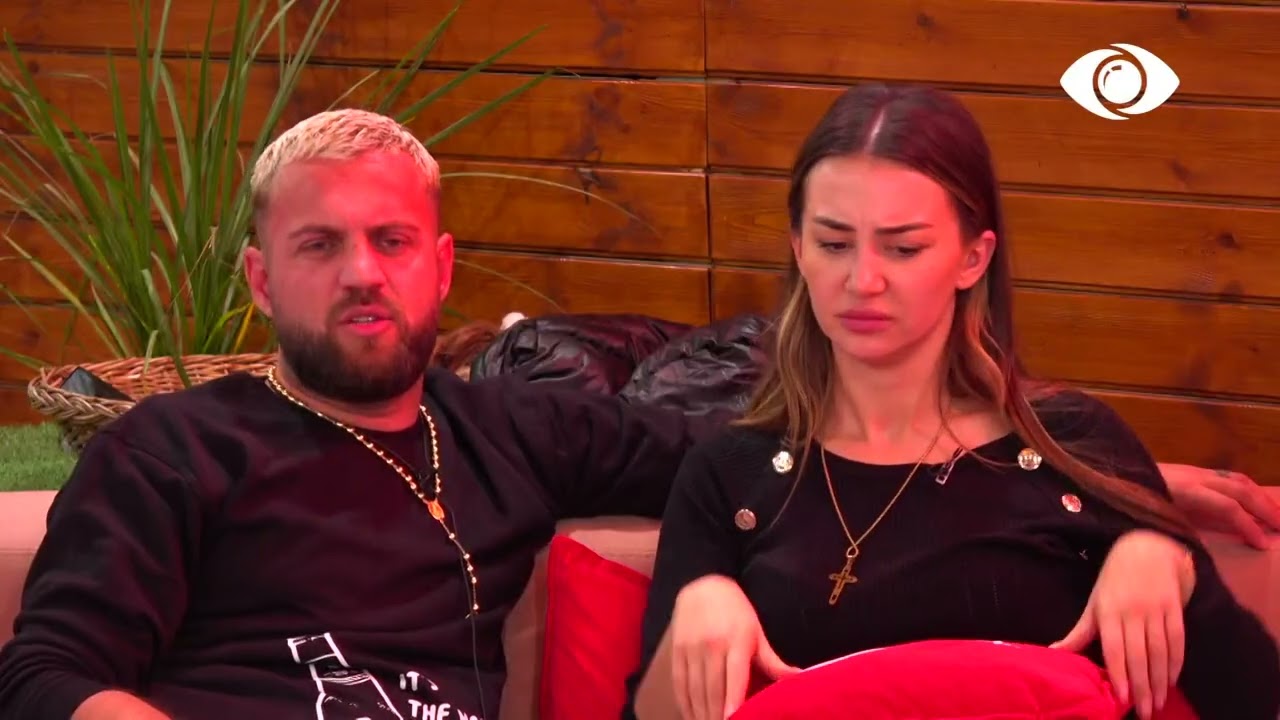 Nuk del Kiara/ Banorët bisedojnë në verandë