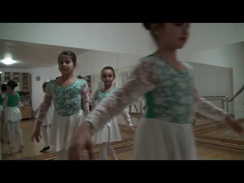 Lecție de dans la Alba Iulia cu micile balerine