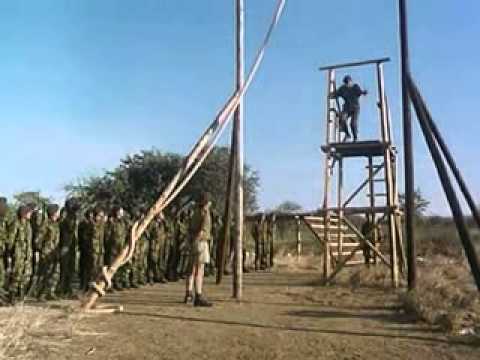 Patos salvajes - Roger Moore - ...esta haciendo el ridículo...