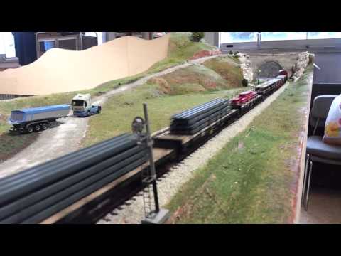 Treno di putrelle da Bettemburg in Lussemburgo in direzione sud Europa