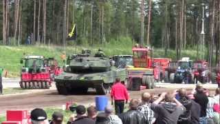 preview picture of video 'Leopard 2 Tank Tractor Pulling, sledge jump Lidköping 2012-05-19'
