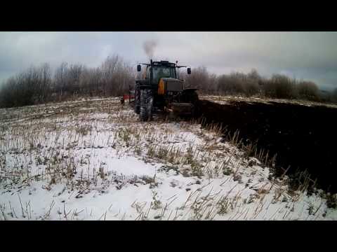 Winter ploughing with 2 tractors - Valtra