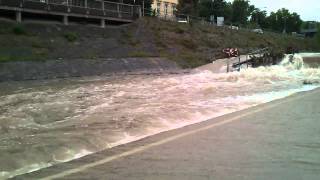 preview picture of video 'Lauf Wienfluss Hochwasser am 18.05.2014'