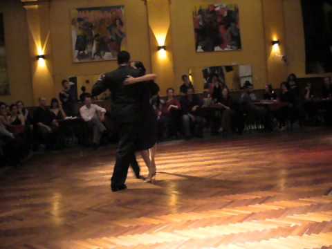  Frank Obregón  and  Jenny Gil  are  dancing  to  the  tango  "  Pocas Palabras  "  by  Ricardo Tanturi