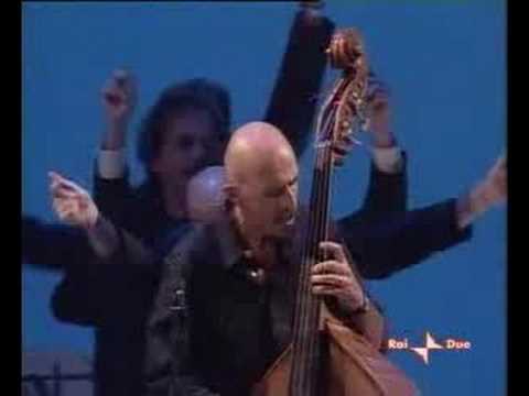 Abbasso il contrabbasso