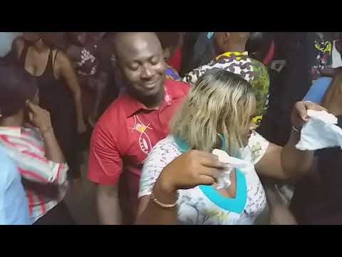 Saint Valentin A Akyékoi Avec Adolphe De Bronze - Telephone ( R)