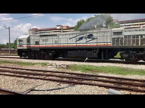 Locomotiva KTMB Classe 26120 Tanjung Tuan com vagões porta-contêineres rumo ao Porto Norte.