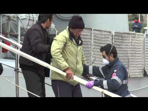 Salerno - Sbarcati 320 profughi, tra cui 19 bambini -1- (17.02.15)