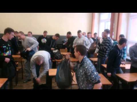 Ileż można czekać na nauczyciela. Wychodzimy?